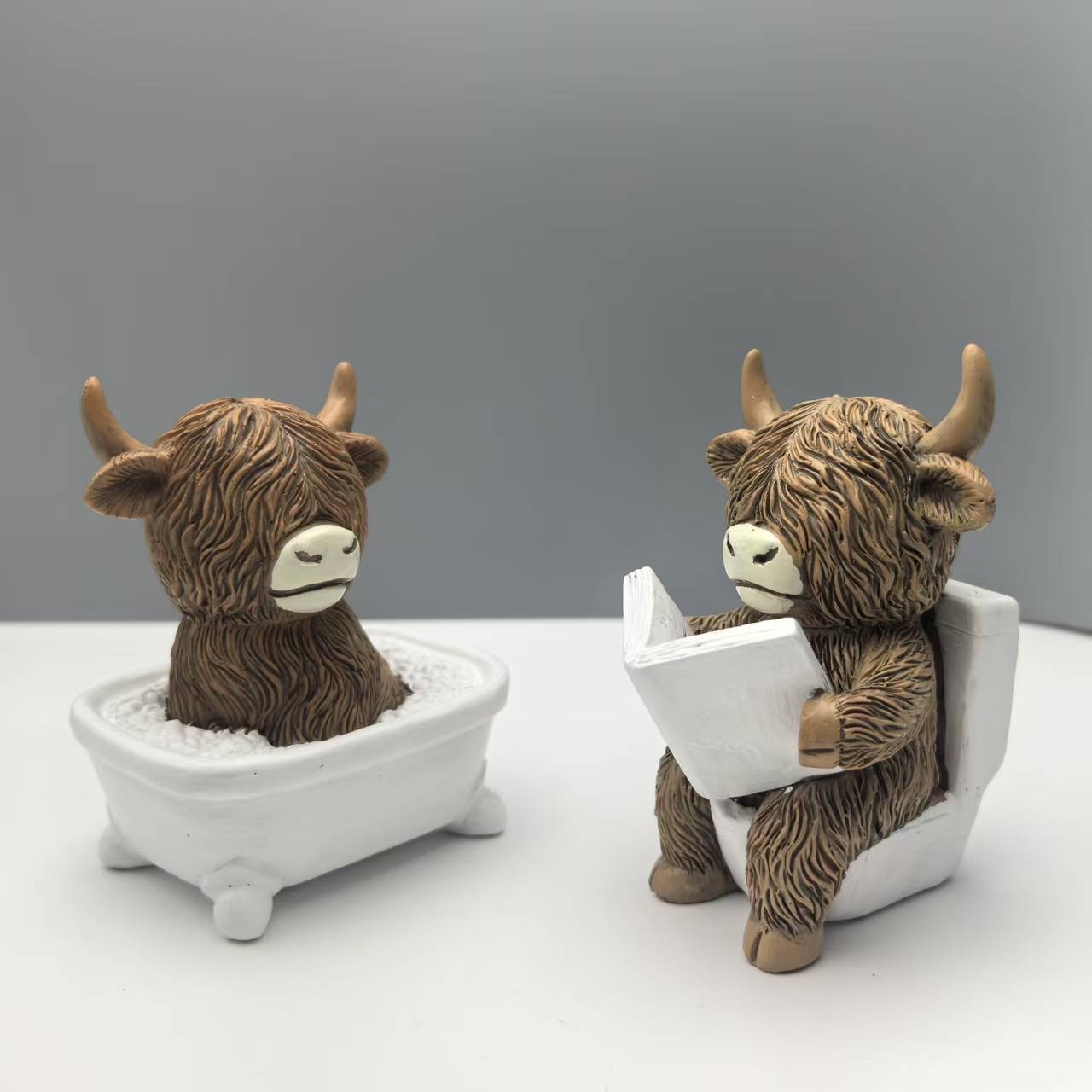 Home Of The Year Bathroom - Urocze figurki szkockiej krówki rasy Highland